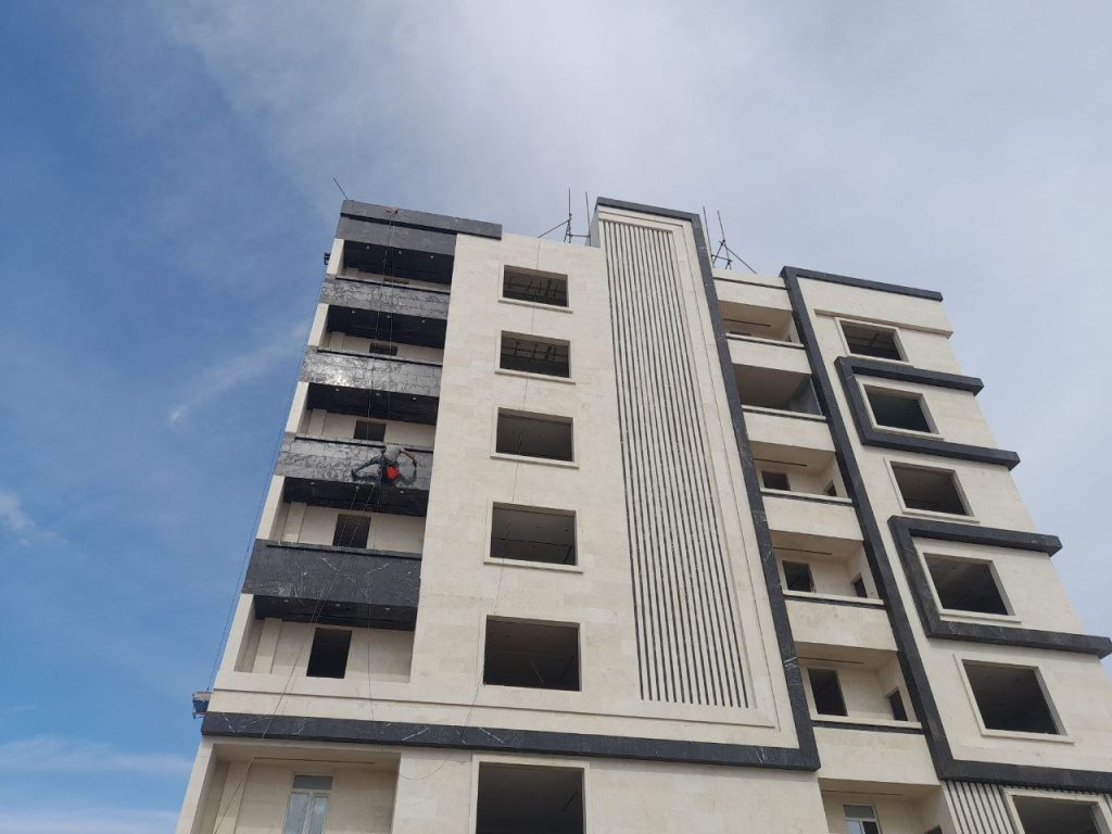 رنگ امیزی نمای ساختمان در چمستان و نور و رویان