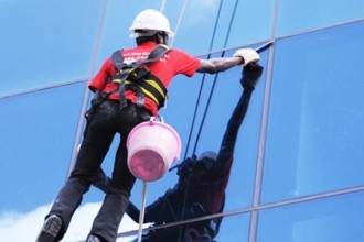 تمیز کردن شیشه نما