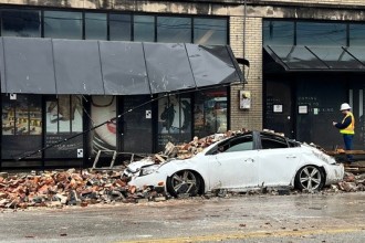 ریزش سنگ نمای ساختمان و مرگ عابرین بر اثر پیچ و رولپلاک نکردن سنگ نما