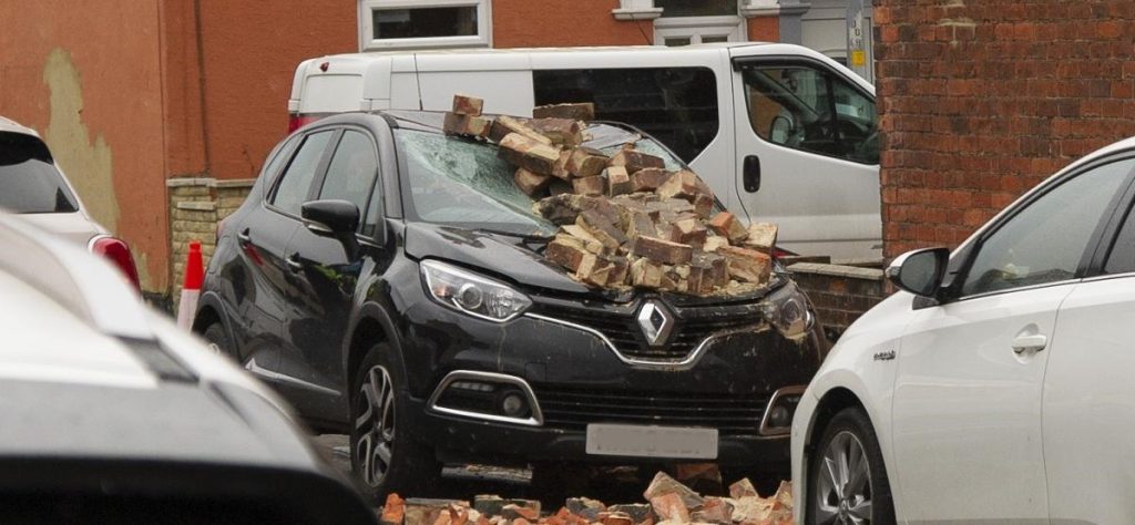 دلایل ریزش سنگ نما