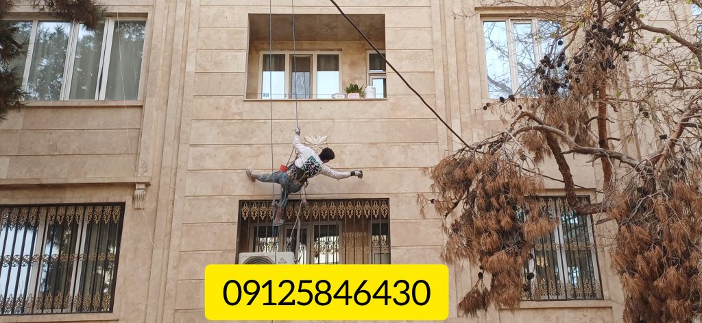 در حال اجرای پیچ کردن سنگ نمای ساختمان