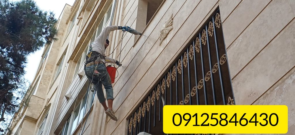 در حال انجام پیچ و رولپلاک سنگ نما